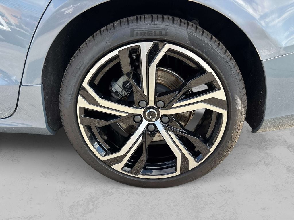 2024 Volvo S60 B5 Plus Dark Theme