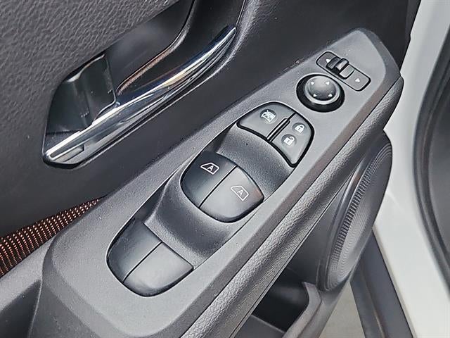 2022 Nissan Kicks SR