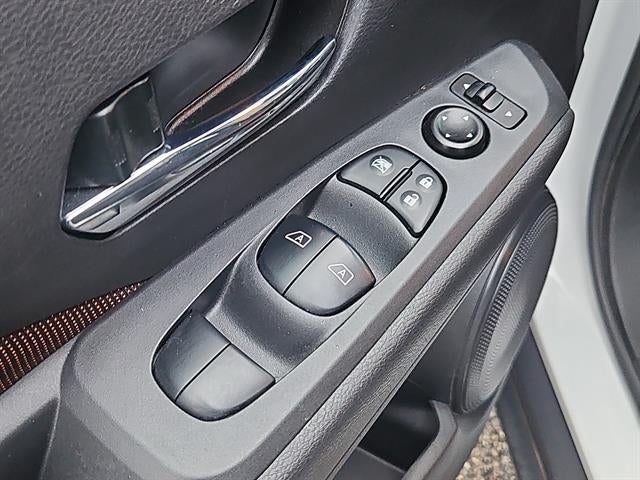 2022 Nissan Kicks SR