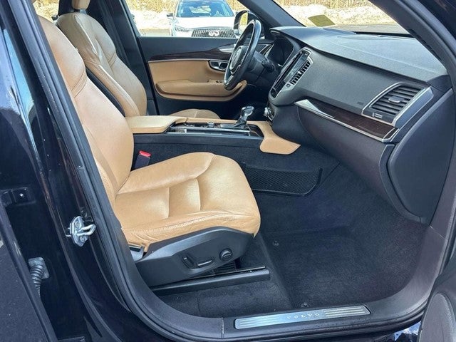 2019 Volvo XC90 T6 Momentum